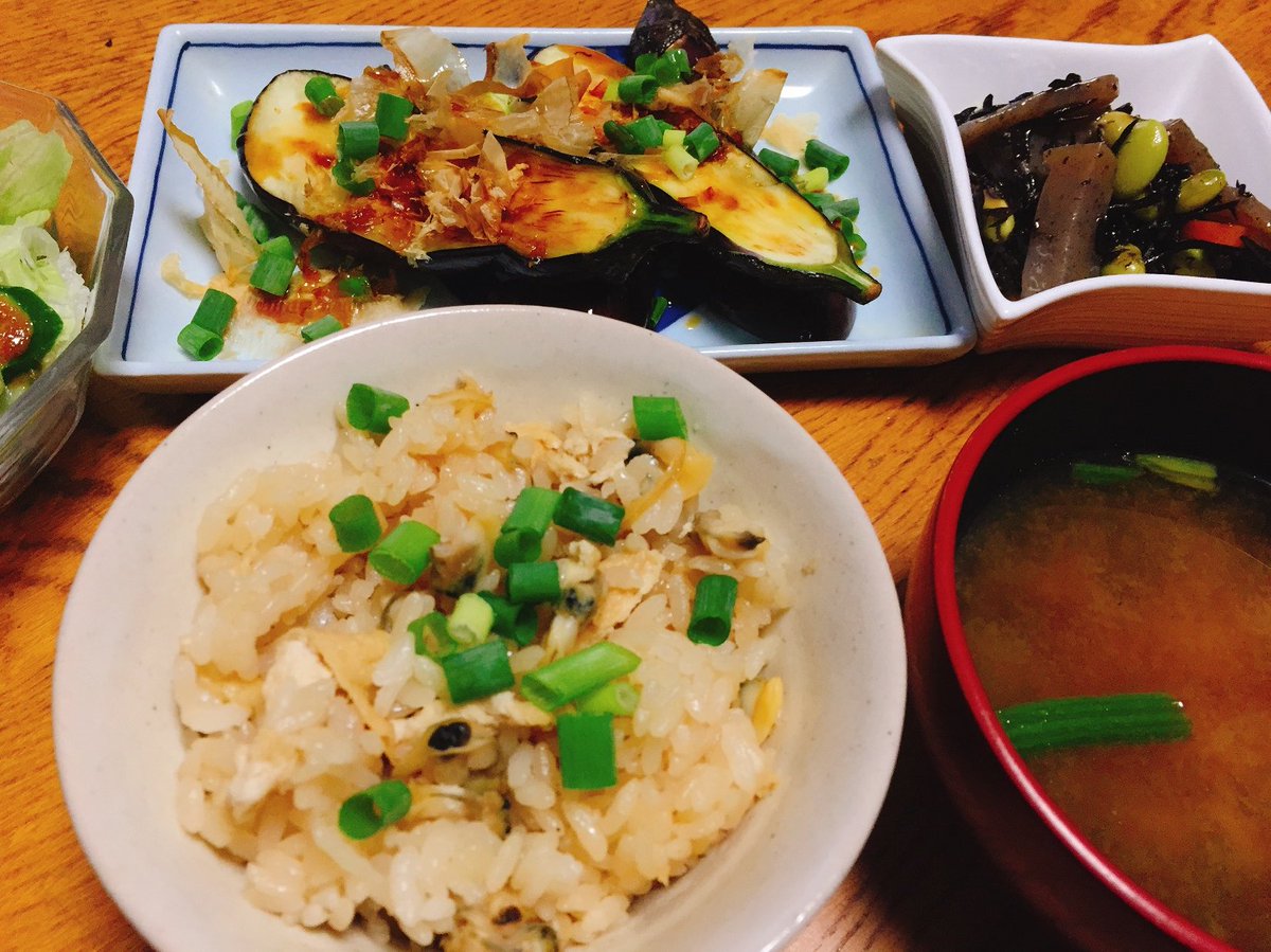 大海みお お料理おじさん Twitter પર あさりの炊き込みご飯 焼きなす ひじき お味噌汁 サラダ 映っていないぬか漬け 今日はおばあちゃんが作ってくれたみたいな献立 素朴な食事のほうが手間がかかってたりするので 良い子の皆はお菓子ばかり食べてないで