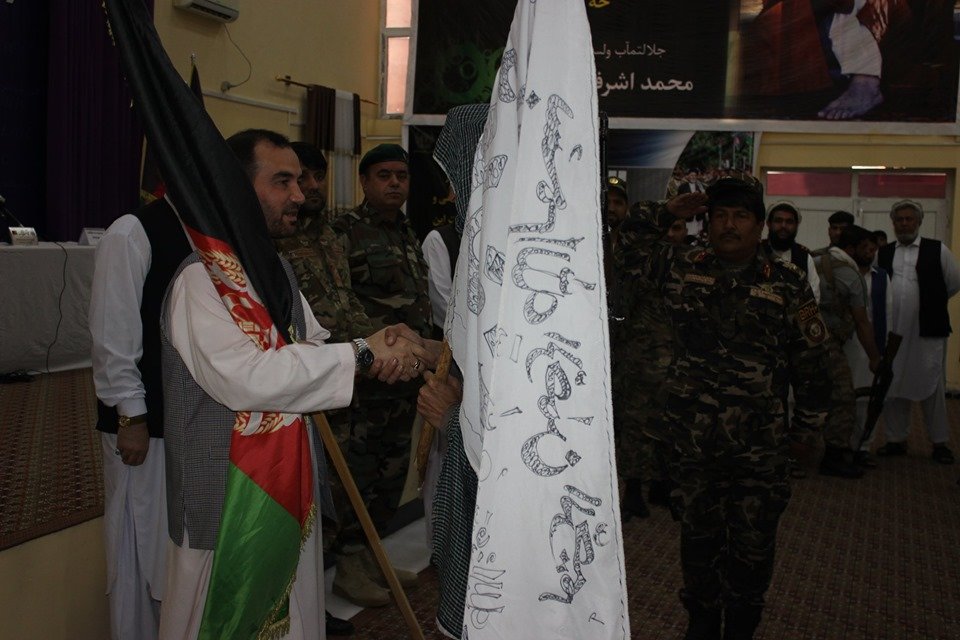 201CorpsSelab's tweet photo. ۱۳۹۸/۶/۱۷
 نن په لغمان کې د یوه قومندان په ګډون د طالبانو 12 کسيزی ډلې دجنګ څخه لاس واخيستی او د سولې له روانې پروسې سره يوځای شول.ټول طالبان باید د سولی لار تعقیب کړی او نور د خپل هیواد د روانولوڅخه لاس واخلی. 

#TalibanJoinPeaceProcess #Laghman https://t.co/xC5PxmM5Zs