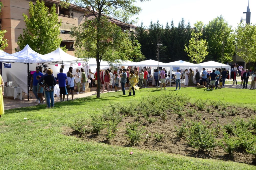 jubedal's tweet photo. 🏬 Visitando “Destoka”, una iniciativa por la cual 30 comercios de #Boadilla están ofreciendo en la mañana de hoy en el parque de la calle Miguel Hernández su liquidación total por fin de temporada con grandes descuentos y ofertas #CompraEnBoadilla🌳💵 https://t.co/qr5yE0zLag