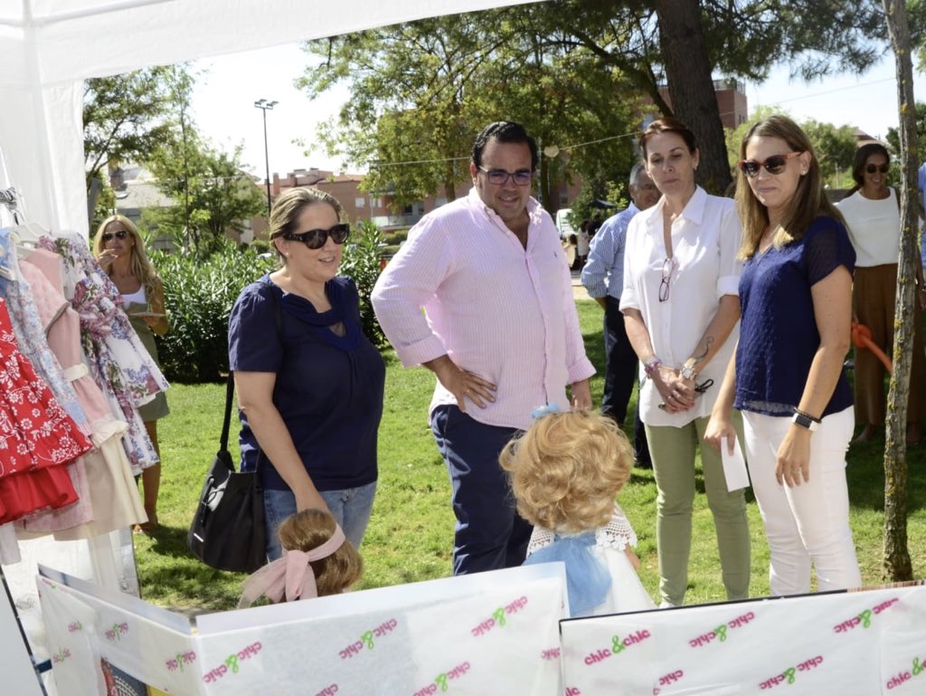 jubedal's tweet photo. 🏬 Visitando “Destoka”, una iniciativa por la cual 30 comercios de #Boadilla están ofreciendo en la mañana de hoy en el parque de la calle Miguel Hernández su liquidación total por fin de temporada con grandes descuentos y ofertas #CompraEnBoadilla🌳💵 https://t.co/qr5yE0zLag