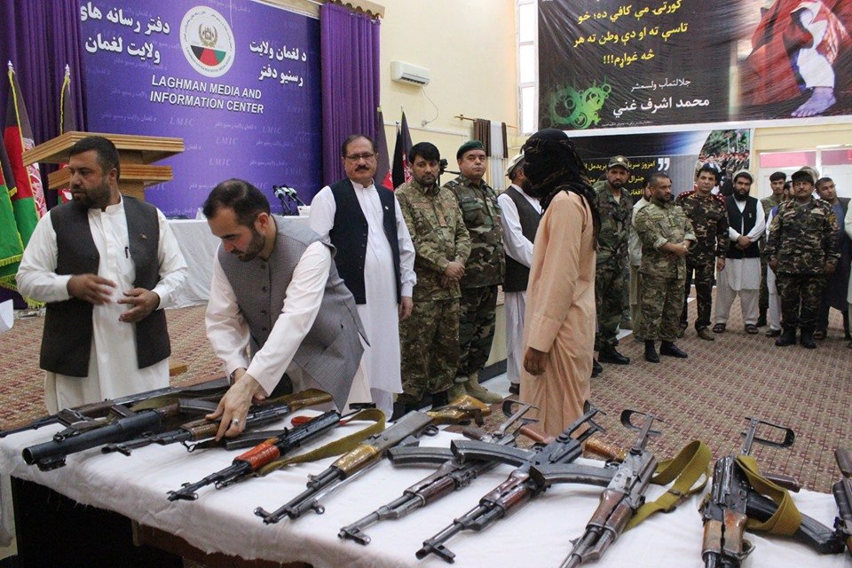 201Corps_ANATF's tweet photo. ۱۳۹۸/۶/۱۷
 نن په لغمان کې د یوه قومندان په ګډون د طالبانو 12 کسيزی ډلې دجنګ څخه لاس واخيستی او د سولې له روانې پروسې سره يوځای شول.ټول طالبان باید د سولی لار تعقیب کړی او نور د خپل هیواد د روانولوڅخه لاس واخلی. 

#TalibanJoinPeaceProcess #Laghman https://t.co/YNztW75nNR