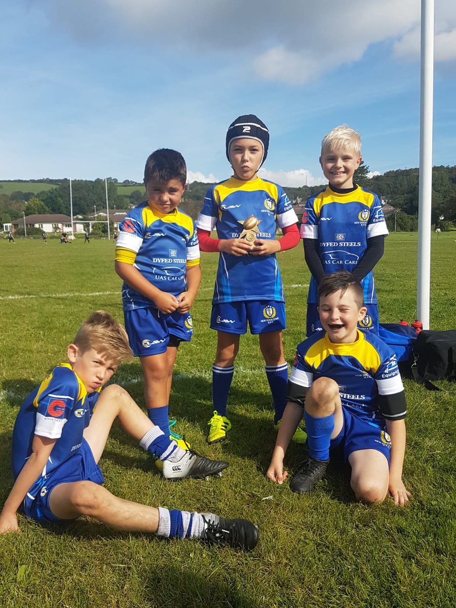 UASCarCare's tweet photo. New Dock Stars u9's! 
Amazing new kit, sunny day and the first game tackling was a blast! Success in game 1 @LaugharneRFC and a draw against a tough @bprfctheblacks in game 2.
Well done little guys 👊🏻
@NDSRugby @equip4gyms @DyfedSteels @Deadballline1
#grassroots #rugby #wales https://t.co/dY3u75C3K6