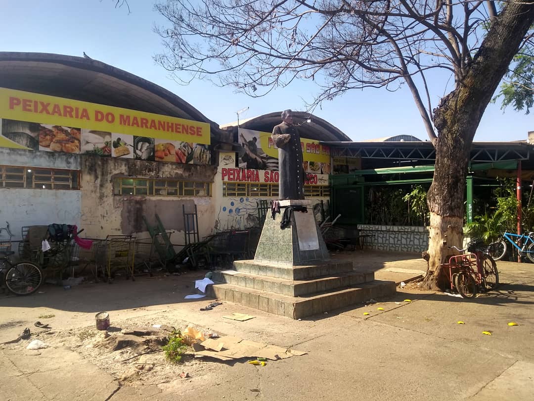 Fico indignado com patrimônios mal cuidados e ou ignorados pela gestão pública. Na Feira de Planaltina, o monumento de homenagem ao Padre Cícero está totalmente abandonado. Assim como outras construções importantes da história da cidade. #VivaPlanaltina