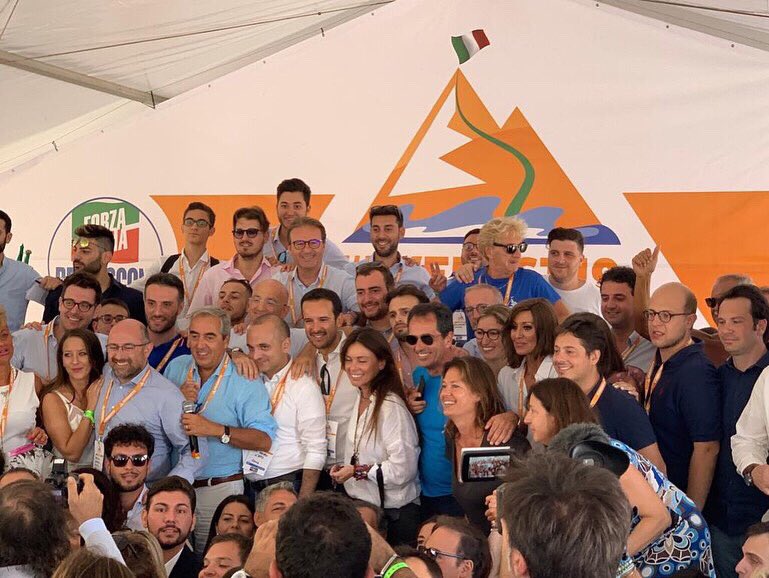AleGallone's tweet photo. Da @campuseverest parte il futuro di @forza_italia 🇮🇹
#Everest19 #spalanchiamoleportealfuturo https://t.co/XBwbH3Ez2e