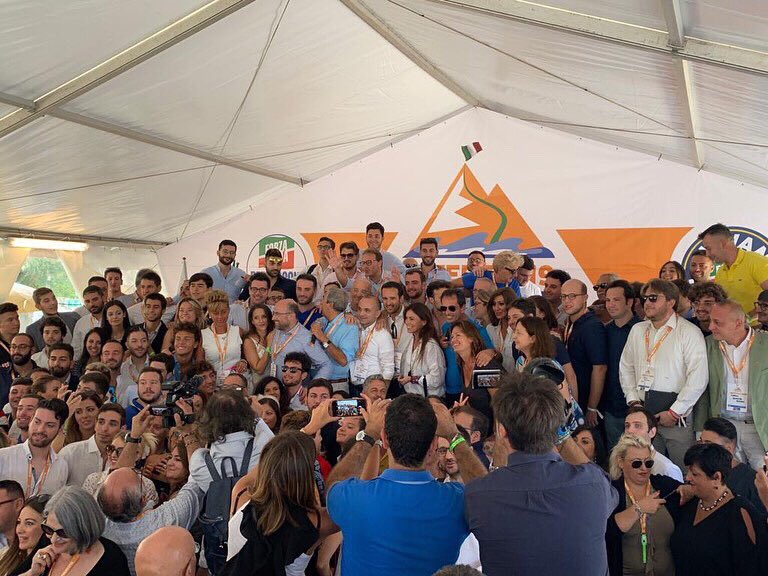 AleGallone's tweet photo. Da @campuseverest parte il futuro di @forza_italia 🇮🇹
#Everest19 #spalanchiamoleportealfuturo https://t.co/XBwbH3Ez2e