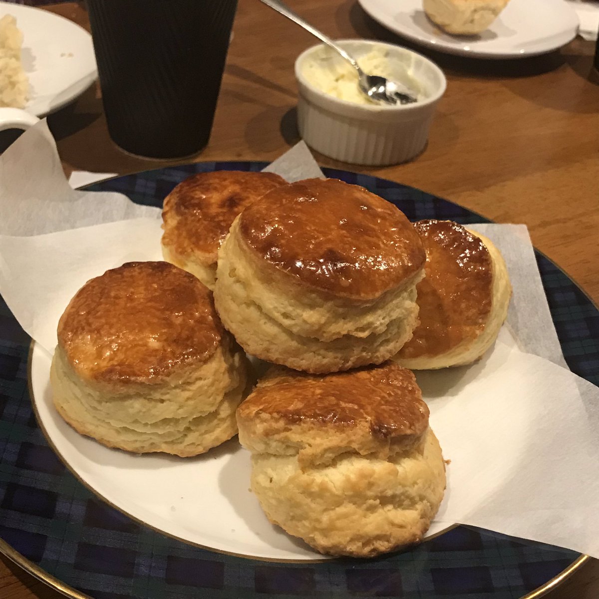 神戸岡本の辰巳茶房さんの英国会♡
イギリス好きが集まって、神戸アンダーグラウンドベーカリーさんのお菓子を食べながら、イギリスについて話すという贅沢な集まりでした。
