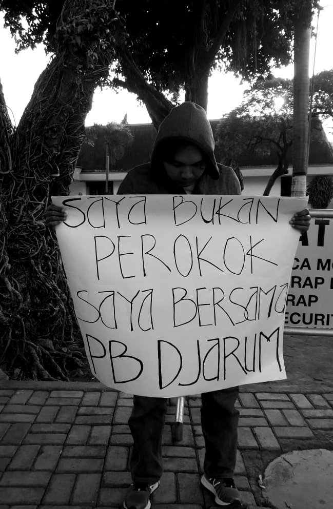 Sore tadi saya berdiri di Bundaran Taman Pelangi, Surabaya dan ingin menegaskan kepada KPAI dan Yayasan Lentera Anak bahwa SAYA BUKAN PEROKOK DAN SAYA BERDIRI BERSAMA PB DJARUM.

📷 <a href="/hepiyopiyo/">theodora hapsari</a>