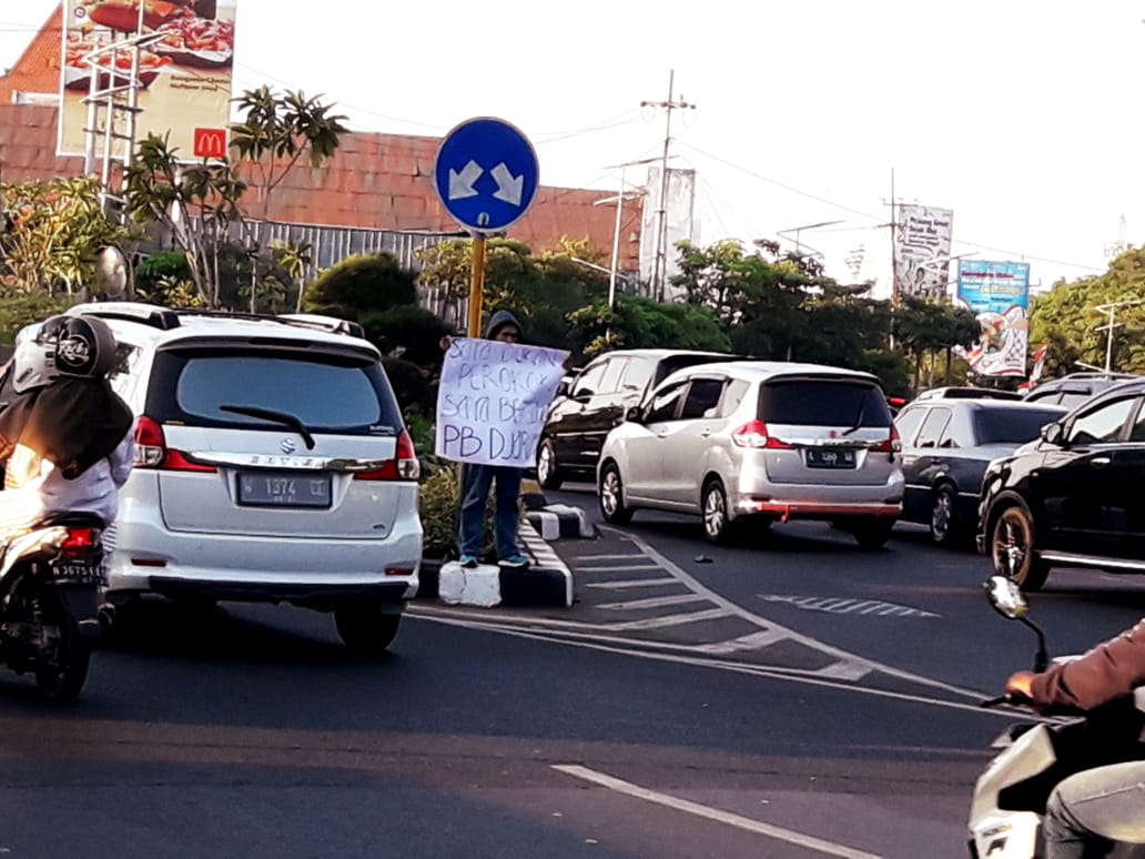 fim_mifta's tweet photo. Sore tadi saya berdiri di Bundaran Taman Pelangi, Surabaya dan ingin menegaskan kepada KPAI dan Yayasan Lentera Anak bahwa SAYA BUKAN PEROKOK DAN SAYA BERDIRI BERSAMA PB DJARUM.

📷 @hepiyopiyo https://t.co/oXiiYAHpJE