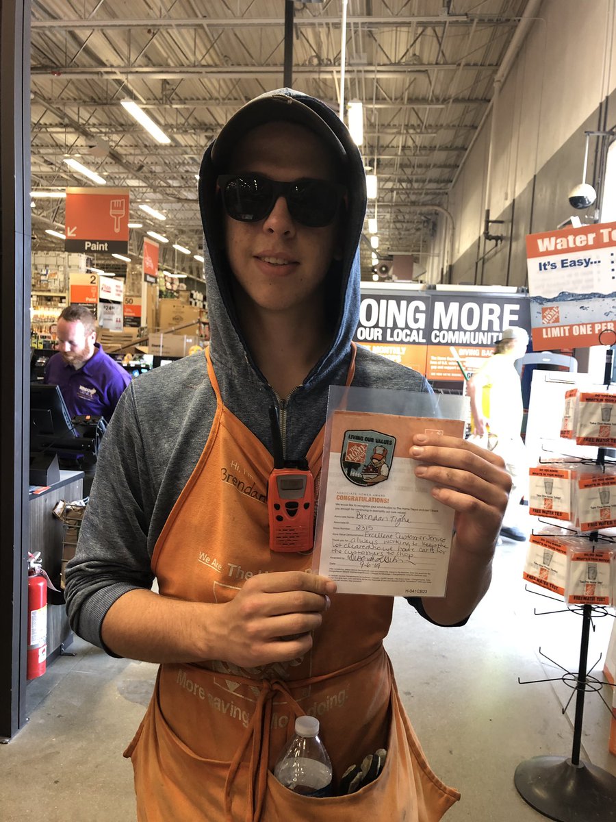 DeboGibson67's tweet photo. Recognizing two great associates at 2315! Brendan was recognized for getting it done on the lot and Robin for all he does as a backup Head Cashier. Way to go guys!! Proud of my team! @OASM_2315 @HDchuk @DaileyKatrina https://t.co/LfjVfOhAkf