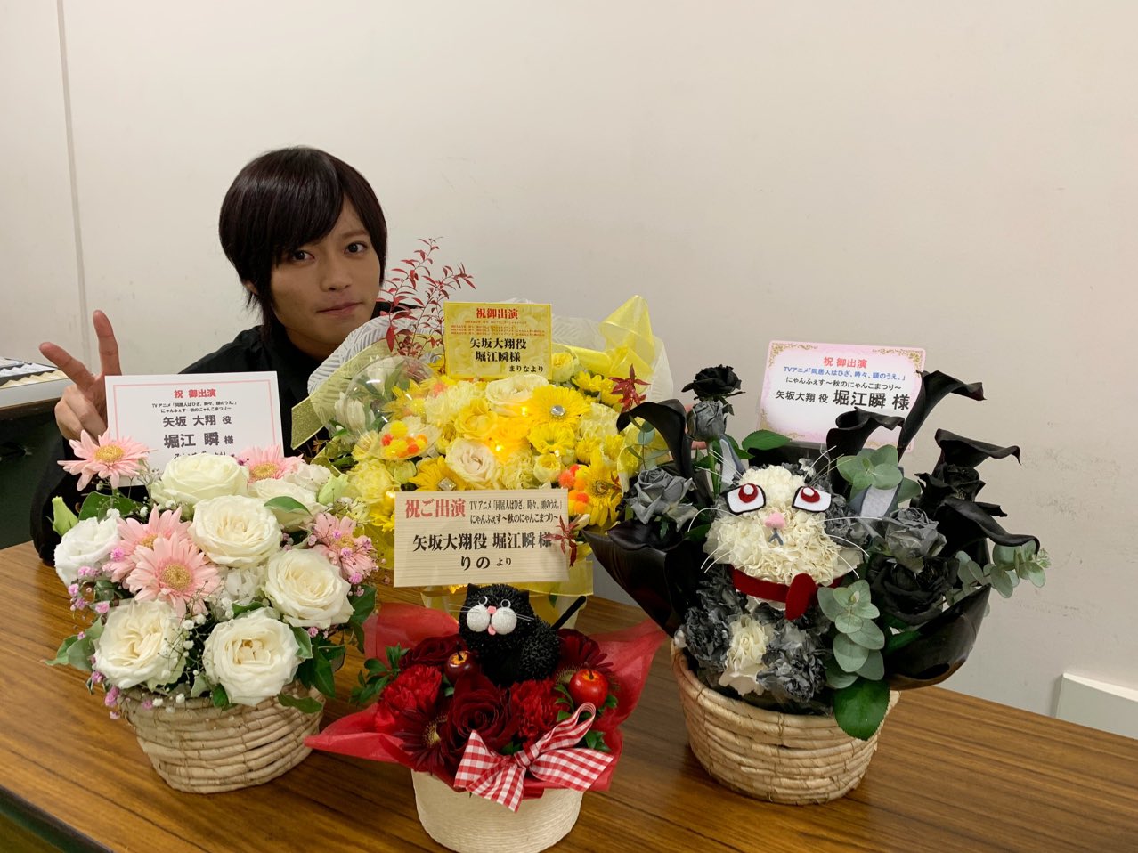 堀江瞬 ほりえしゅん お花やプレゼント お手紙も本当に嬉しかったです まさかスタンド花もあるとは思っていなかったので死ぬほど嬉しかった ありがとうございます 台風 意外と僕のいるところはまだ気配がそこまでないけど 油断は禁物 どうかみんな