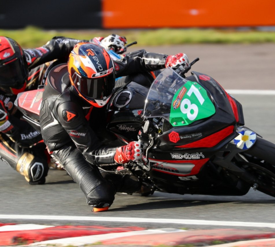 npmotorcycles's tweet photo. Awesome junior supersport race by Jake Hopper #87 at Oulton Park. 25th start to 14th. Great ride. Thanks to @lextek_products https://t.co/lo87hQNWdo