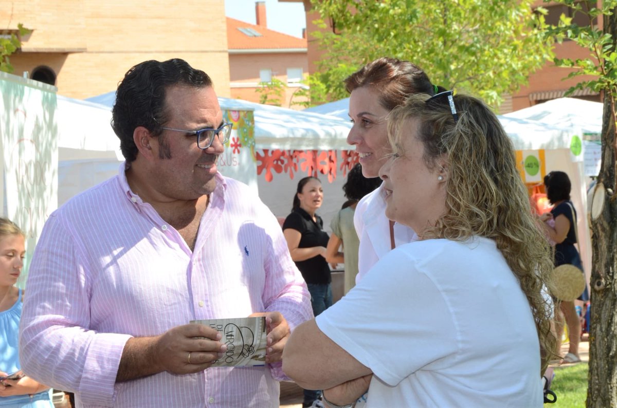 Ayto_Boadilla's tweet photo. Hoy ha tenido lugar “Destoka Boadilla” donde comercios del municipio han ofrecido su liquidación total por fin de temporada con grandes descuentos y ofertas #CompraEnBoadilla🌳💵 https://t.co/lJrTVFUCdB