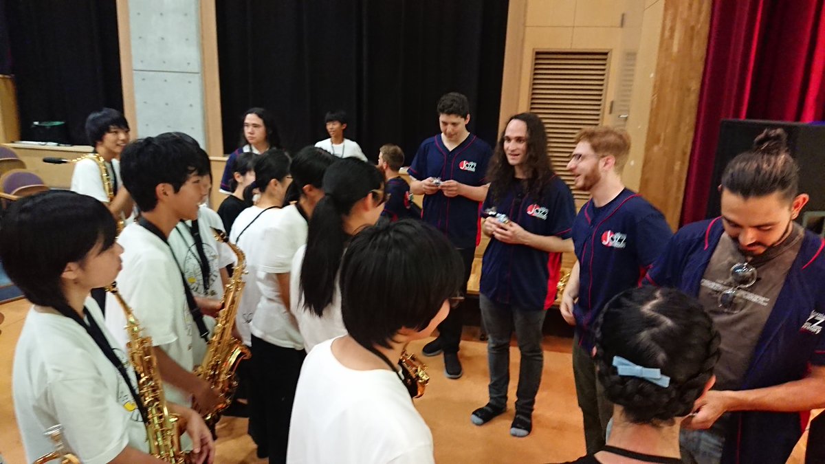 tomiyamawataru's tweet photo. 最後は日本の素材を使ったプレゼント😊小田原高校 meets Jazz!
#CaliforniaJazzconservatory
#CJCJapan https://t.co/QbNrjo1wBS