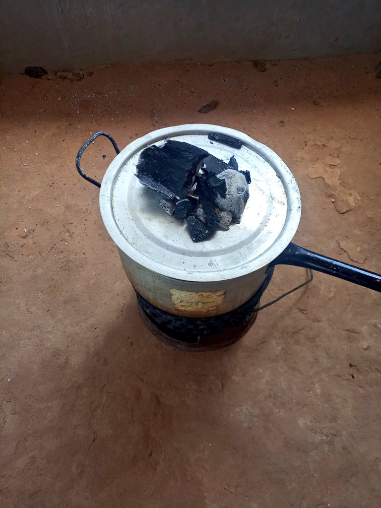 GraceAyanda68's tweet photo. Since Zesco didn't warn me that they would switch off power today, I had a to make a cake on the brazier today. But it turned out fine😊
#happinessishomemade https://t.co/1LIwP3M0K9