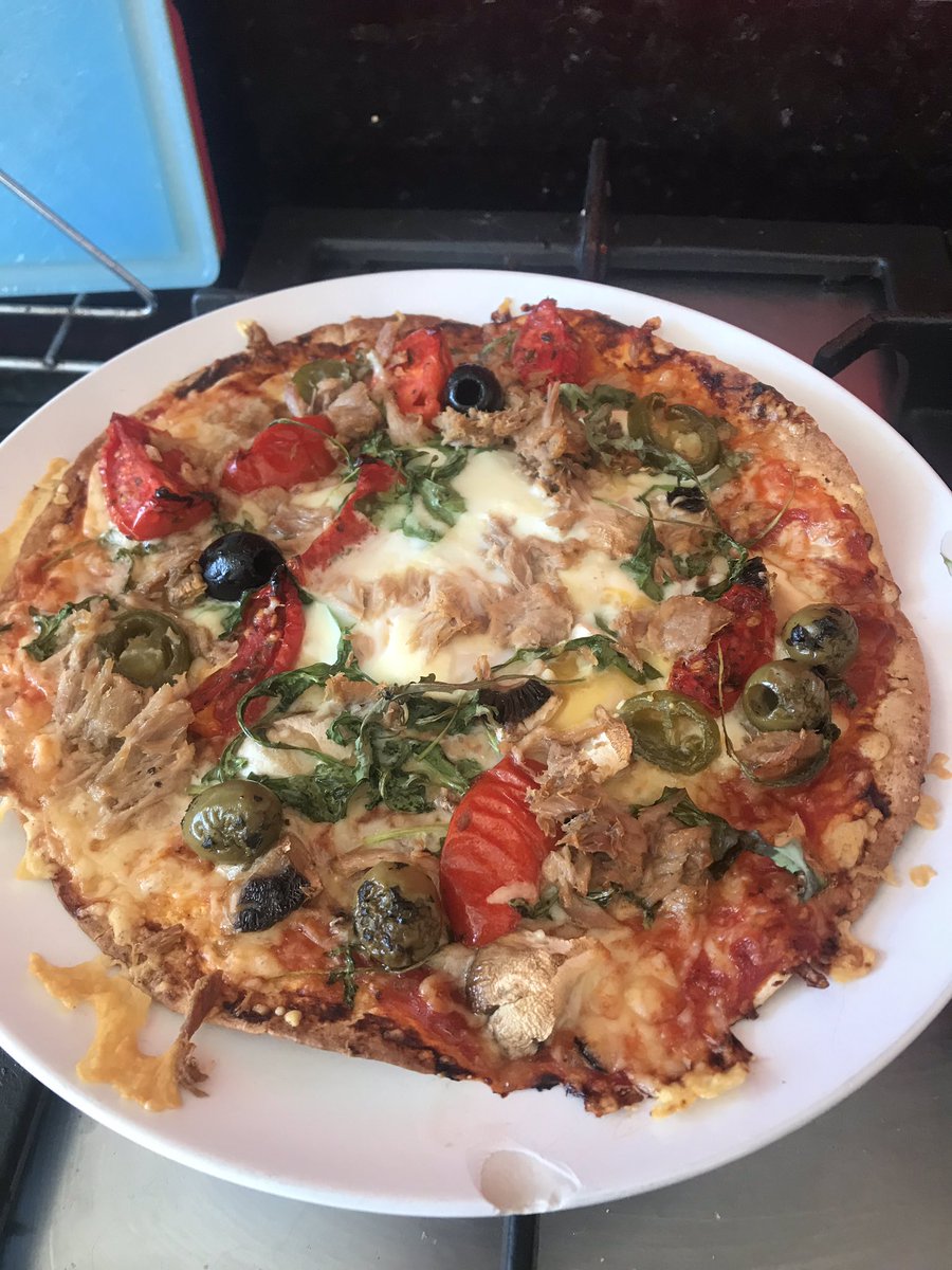 Thespianlover12's tweet photo. Home made pizza on a tortilla. My fave snack and it’s low fat! #leanin15 #healthy #treat #ouzza #fitness https://t.co/IzIKjgdLhM