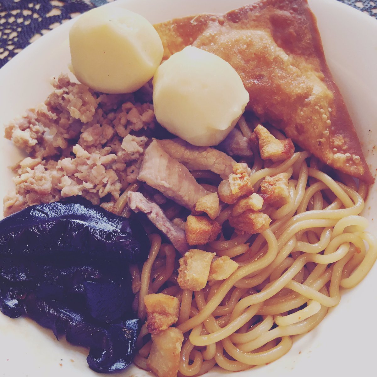 I miss Singapore #bakchormee so much that I made my own #RestaurantNikki version tonight! AKA mince meat noodles, made mine with #homemade #porklard, braised mushrooms, mince meat, fishballs &amp; my own fried #wontons! 🍜 #NikkiInEstoniaPart2 #mincemeatnoodles #domesticgoddess