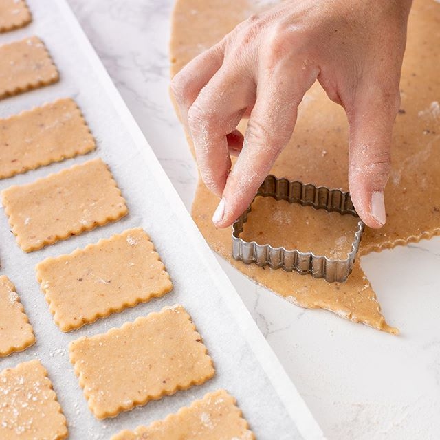 Ookiescake's tweet photo. 🎓Teaser de la Box du mois de Septembre 🎓
Voici un 1er indice de l’atelier que vont réaliser nos petits écoliers, des biscuits à la noisettes, oupsss on en dit pas plus il faudra attendre demain pour le 2ème indice 🙂 https://t.co/dxqX5kVETU https://t.co/IS0Cn43bwS