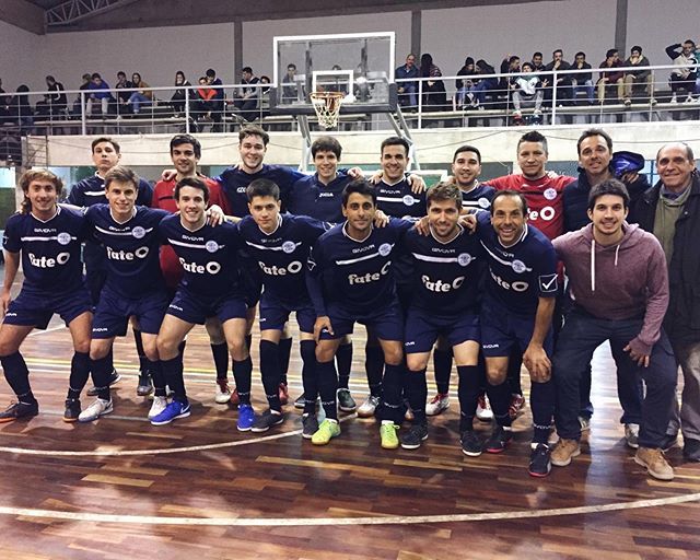 CBRFutsal's tweet photo. #FECHA15 🏆1️⃣5️⃣ Ya rumbo a Río Branco a jugar la Fecha 15 del campeonato (Sub 18 - 16:00hs / Primera - 18:00hs) les dejamos las novedades de CBR: •
•
🔹 Bienvenimos a @fabrifernandez93 que se suma al club de Pivot.
•
•
🔹 @juanpa_silveira se integ… https://t.co/buDk8pKoPF https://t.co/QwWFLIdPKD