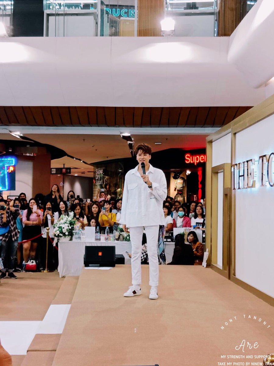 NINEW_OKNA's tweet photo. ไม่ได้เตรียมใจมาดูลุคนี้นุ่งขาวห่มข้าวไปเลยจ้า 👍🏻
ขาวแค่ไหนแต่ก็ยังเล่นมุขเรียกหานรก👺
พลาดมากไม่ได้เอากล้องมา
#welcometothehall
#NONTTANONT 
#nontfam https://t.co/uXFF9FqGeu