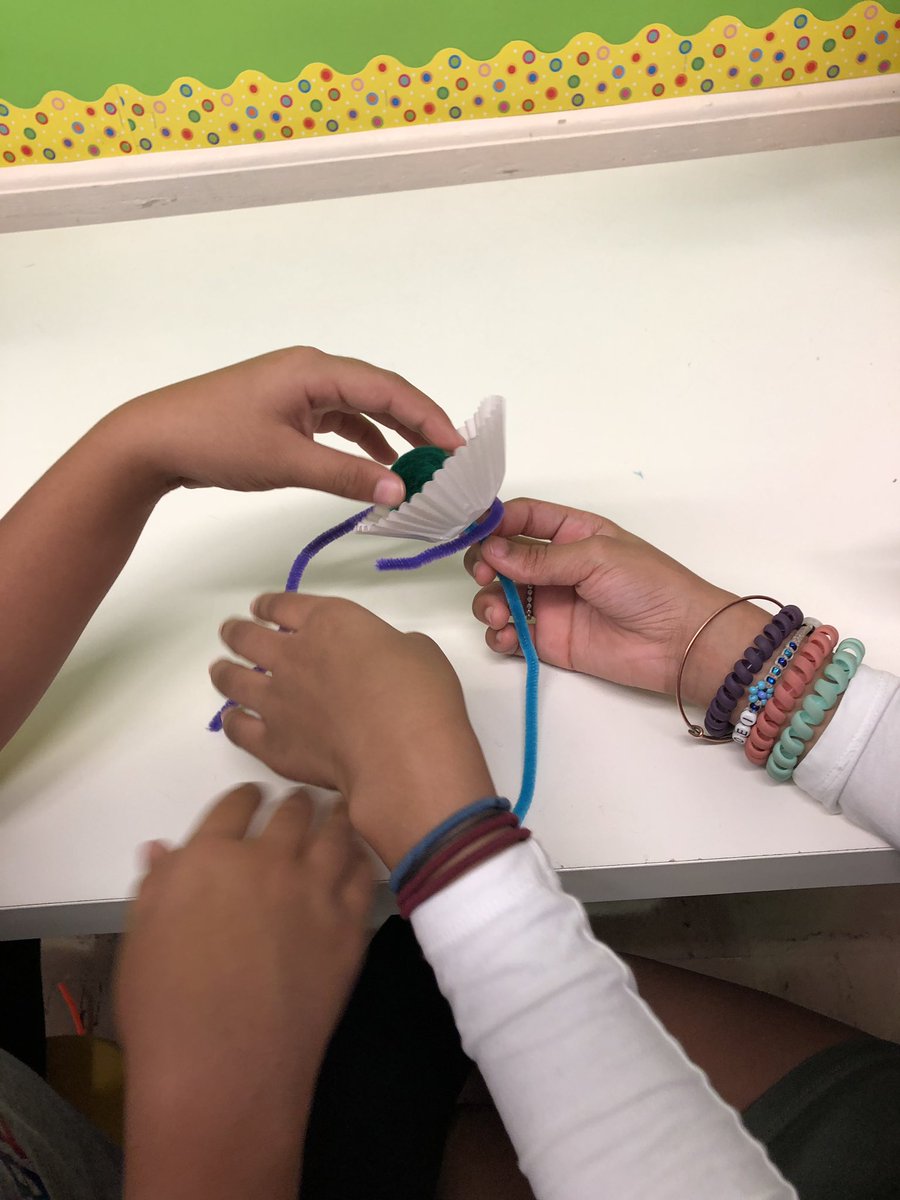 MsKKorczyk's tweet photo. Fifth graders working together to solve their first STEM Challenge of the year!!! They were amazing!!! #LincolnSchool8 #lncproud https://t.co/cKw20K6F80