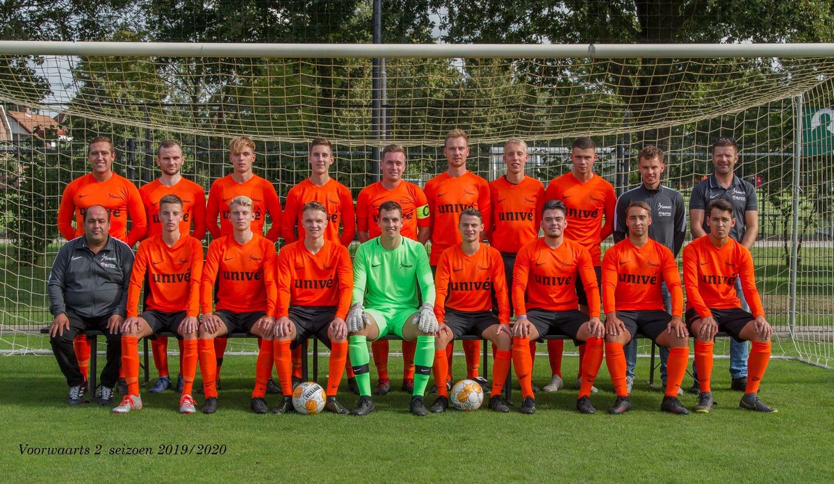 U hoeft geen opticien te zijn om te zien dat déze tijdens het Klompenfeest is genomen. U hoeft ook geen kenner te zijn om te weten dat Activia vandaag bij voorbaat al kansloos was. 3e helft op het plein. Bedankt @voetbal_1954