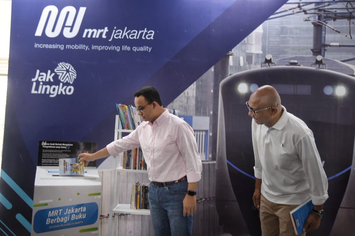 aniesbaswedan's tweet photo. Pagi tadi meluncurkan kampanye #RuangBacaJakarta, gerakan membaca di ruang-ruang publik Jakarta. Kita mengajak warga untuk membaca di dalam kereta Moda Raya Terpadu (MRT) Jakarta.

https://t.co/u7kHMpQ9G4 https://t.co/1bjzFjfZcB