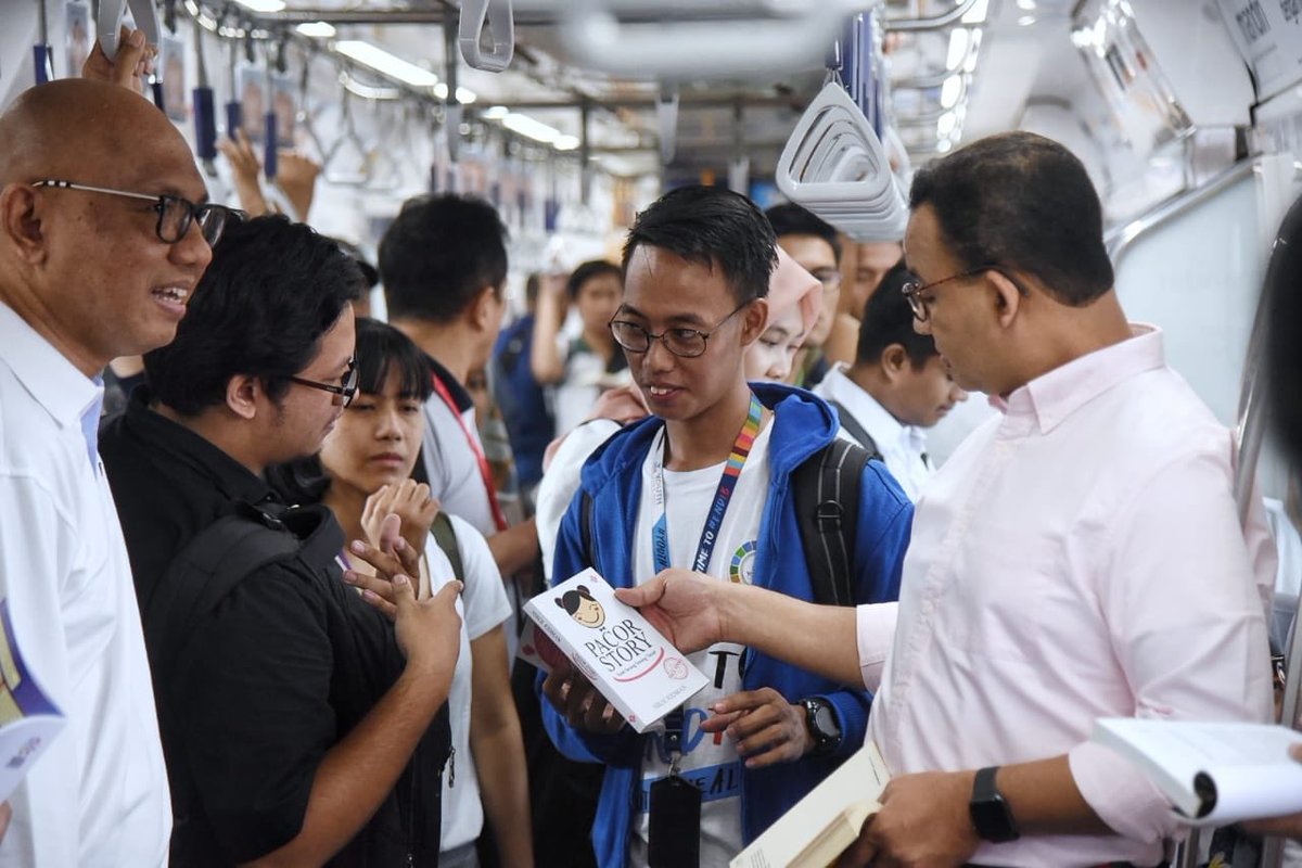 aniesbaswedan's tweet photo. Pagi tadi meluncurkan kampanye #RuangBacaJakarta, gerakan membaca di ruang-ruang publik Jakarta. Kita mengajak warga untuk membaca di dalam kereta Moda Raya Terpadu (MRT) Jakarta.

https://t.co/u7kHMpQ9G4 https://t.co/1bjzFjfZcB