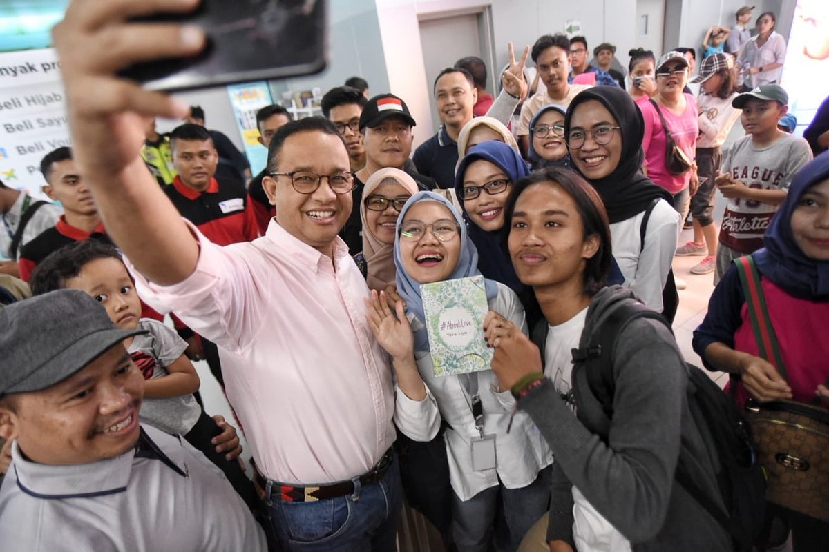 aniesbaswedan's tweet photo. Pagi tadi meluncurkan kampanye #RuangBacaJakarta, gerakan membaca di ruang-ruang publik Jakarta. Kita mengajak warga untuk membaca di dalam kereta Moda Raya Terpadu (MRT) Jakarta.

https://t.co/u7kHMpQ9G4 https://t.co/1bjzFjfZcB