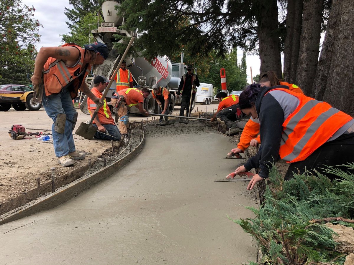 ProformConcrete's tweet image. Pouring new sidewalks can be hectic but every set of hands has a job and is required to get a quality finish!

#concretelife #siteworks #curb #gutter #sidewalk #improvingcommunities #chooselocal #onestopshop #concrete #reddeer #yyc #yeg #yellowknife #proformconcrete