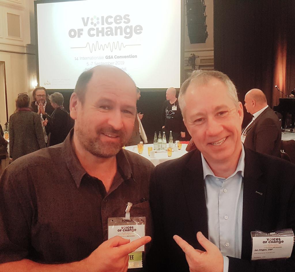 RSchnirring's tweet photo. Überraschende Begegnung auf der grossartigen #GSACon19: IT-Kabarettist trifft Comedy-Redner (Jan Ditgen). Danke für den genial komischen Vortrag, Jan! @germanspeakers https://t.co/uzmX1ABx3K
