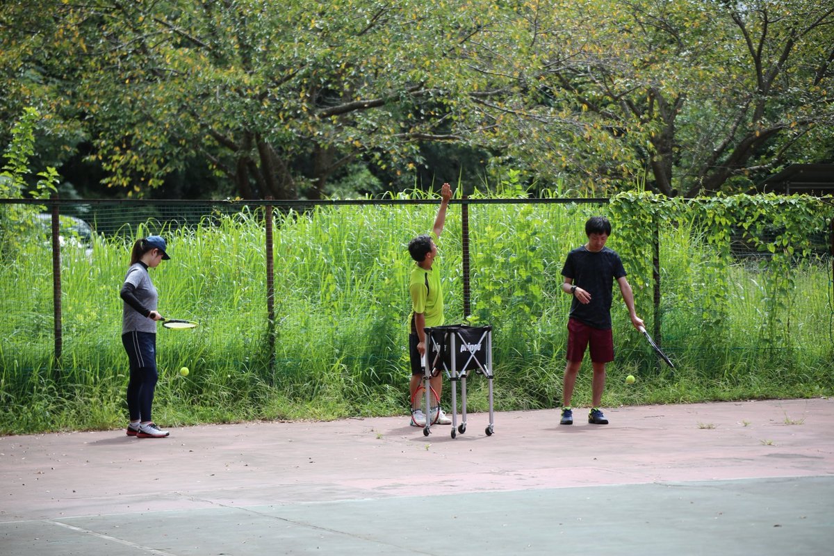 Trdテニスサークル 久しぶりの花輪コートでした 台風が近づいていたおかげで降ったりやんだり 水が溜まっても晴れたらすぐに乾くほど暑かったです ただ 最後で大雨で途中リタイア 大雨の中 雨に打たれる人 D 風邪ひかないように