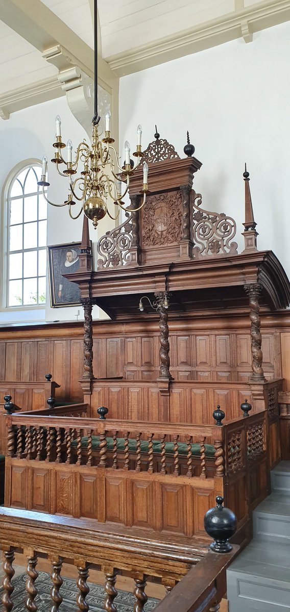 aabuwalda's tweet photo. @sneuperdokkum @RKDnl Prachtige #herenbank in kerk te #Kimswerd, met alliantiewapen van #vaandrig Johannes van #Tiara en Yda van #Heemstra, die in 1623 gehuwd waren. De bank en/of de wapens zijn ws dus ouder dan rest van interieur uit 1695. https://t.co/FRd02qyzO4
