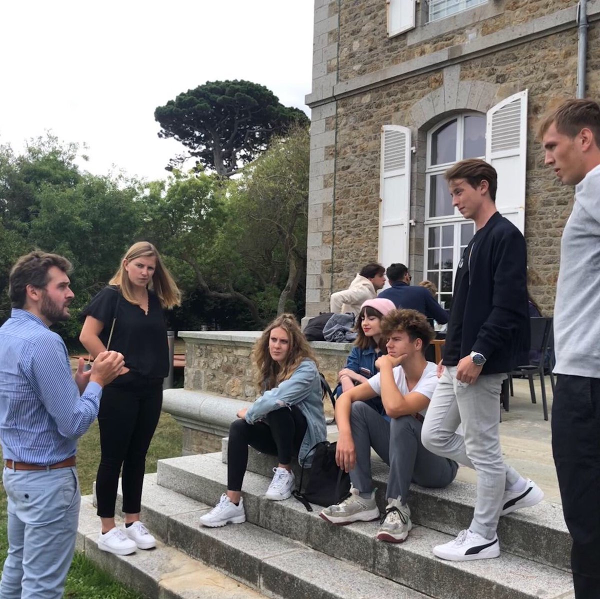 InstitutD_'s tweet photo. C’est la pré-rentrée de l’ #InstitutD. !Nous accueillons nos deux promotions d’étudiant‧e‧s, et toute l’équipe enseignante du Bachelor Design et Société Numérique (bac+3), dans un espace magnifique @MarieSolacroup pour une journée aussi joyeuse et délicieuse que studieuse ! https://t.co/xgF8mJEcIj