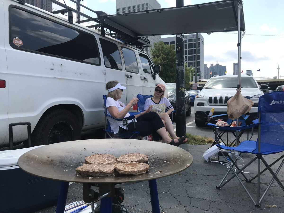 sunscreendreams's tweet image. RT @ExpGeorgia: The van doingnits thing at the @GeorgiaTechFB game yesterday! #ExpeditionGeorgia #GeorgiaTechFB #Vanlife