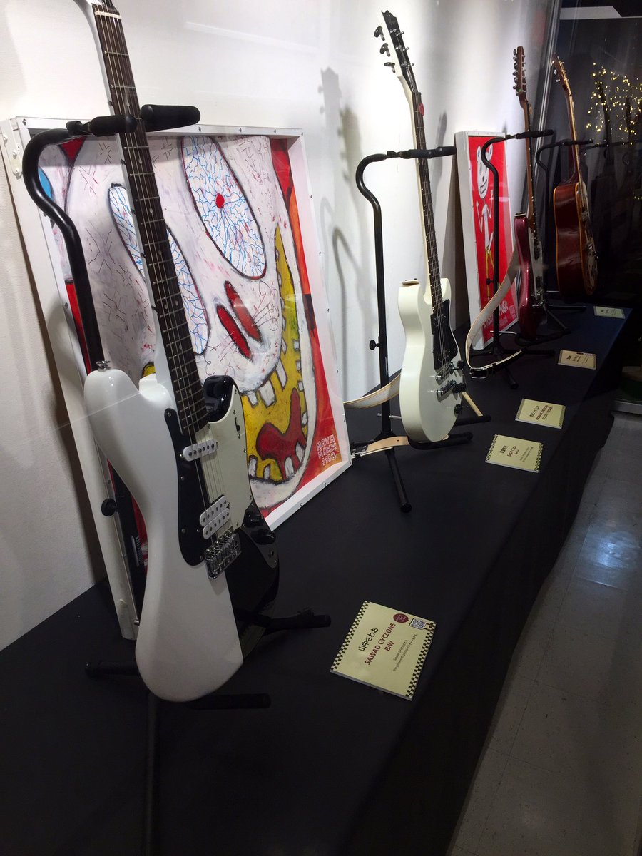 photon_web's tweet image. pillows展に行ってきた。
本人使用の楽器ってワクワクする。