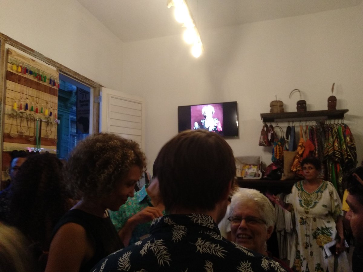 LeydisLuisa's tweet photo. 😎#DomingoDeEmprendimiento:👉 El proyecto cubano Beyond Robots abrió ayer una tienda de #EstiloAfro en #LaHabana 👍Si quieres conocer sin estereotipos y lucir unos risos espectaculares, ese es un buen lugar...#YoAmoMisRisos #CabelloNatural #CubaEsCultura https://t.co/5vMmSRxhpC