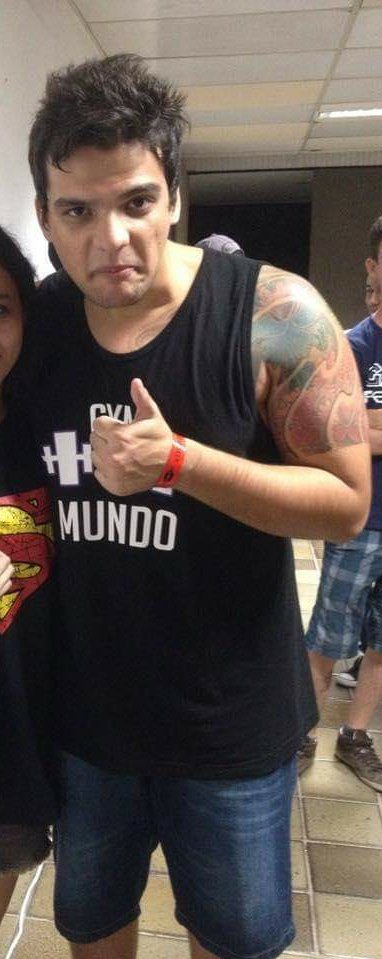 PPaold's tweet photo. Bons tempos quando eu ainda tinha perna, mesmo ela sendo fininha. Tic pei vim de santoos https://t.co/zLijov4sK1