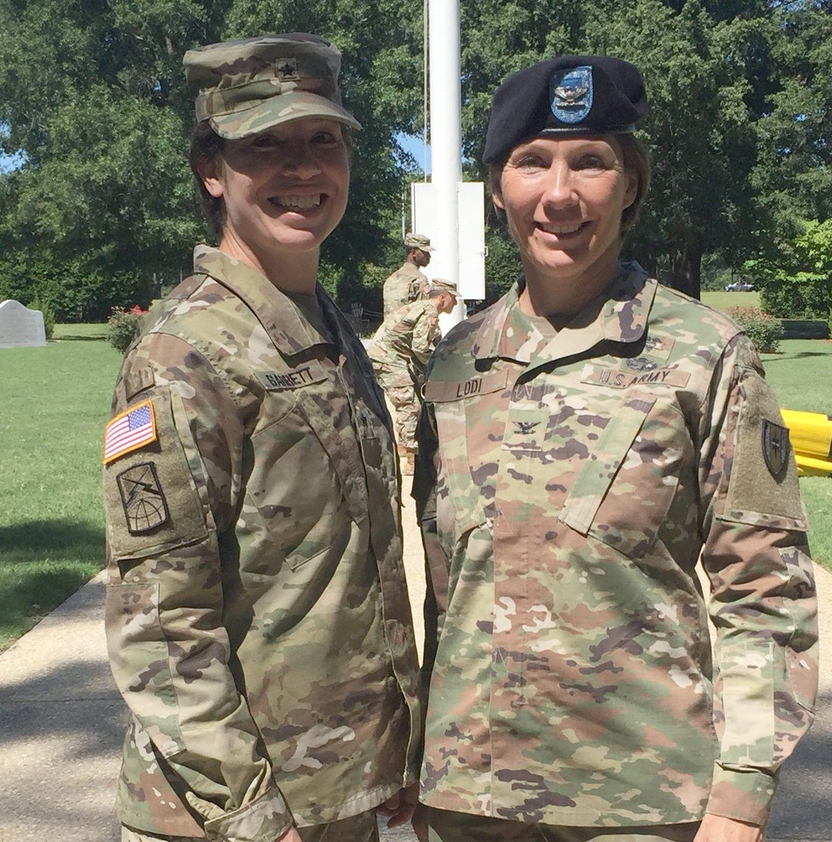 Making History!  Maj. Gen. Maria Barrett &amp; Brig. Gen. Paula Lodi are the first sisters to become US Army generals.  <a href="/ARCYBER/">Army Cyber Command</a> <a href="/Surgeon_General/">U.S. Surgeon General</a> <a href="/DeptofDefense/">Department of Defense 🇺🇸</a> Read:
usatoday.com/story/news/pol…