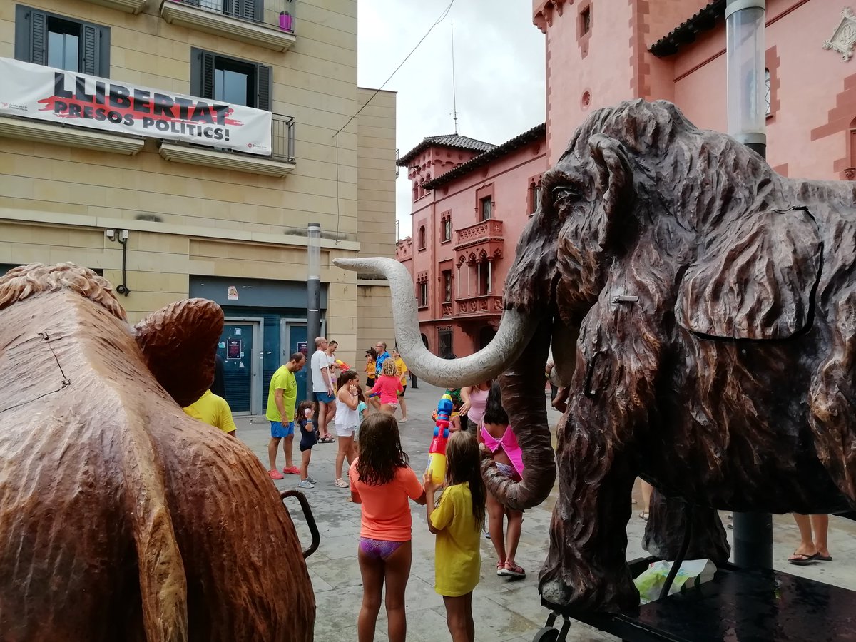 No hi ha prou núvols per a aturar-los.. . En Vilamut i la Mamuteta vigilen atents per passar llista📜... No hi faltis! 😁

#mamullada #FMViladecans