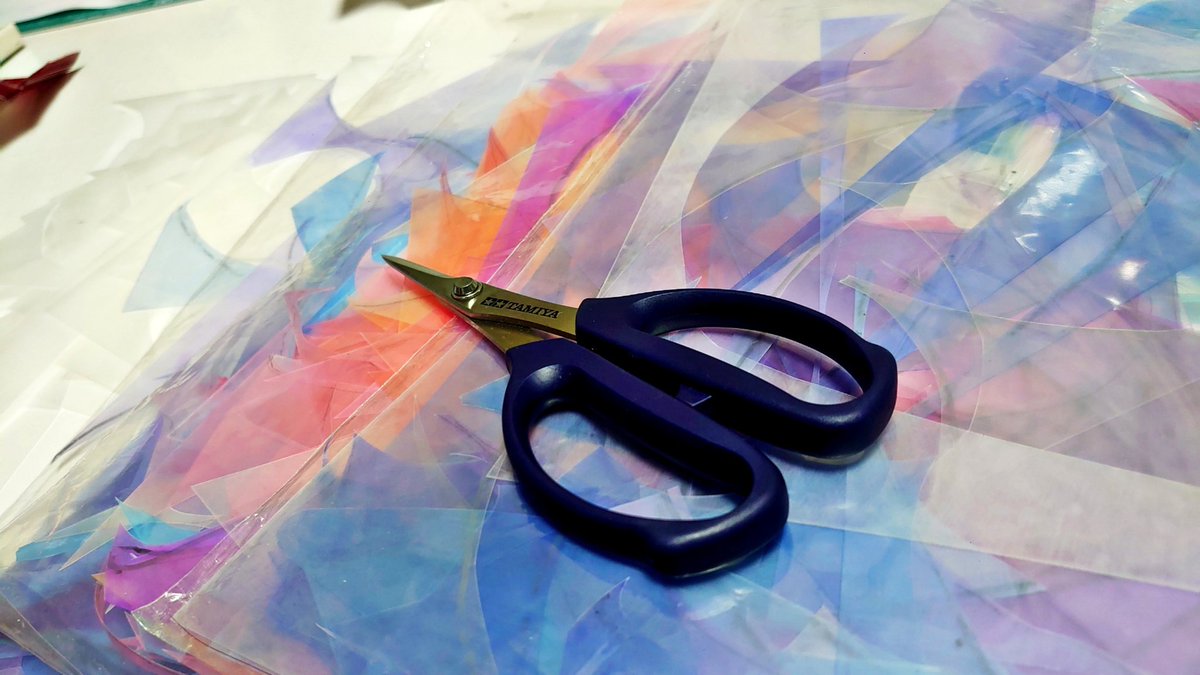 koshiba0822's tweet photo. 今夜は作品を制作するときに出るプラバンの端切れを集めて、ひたすら花びらの形に切り取ります。線はあえて引かずに、全てフリーハンドでカットします。何枚切り出せるか…！？

#プラバン #プラ板　＃ハンドメイド　#しばプラ作業 https://t.co/BJQEtRVhb3