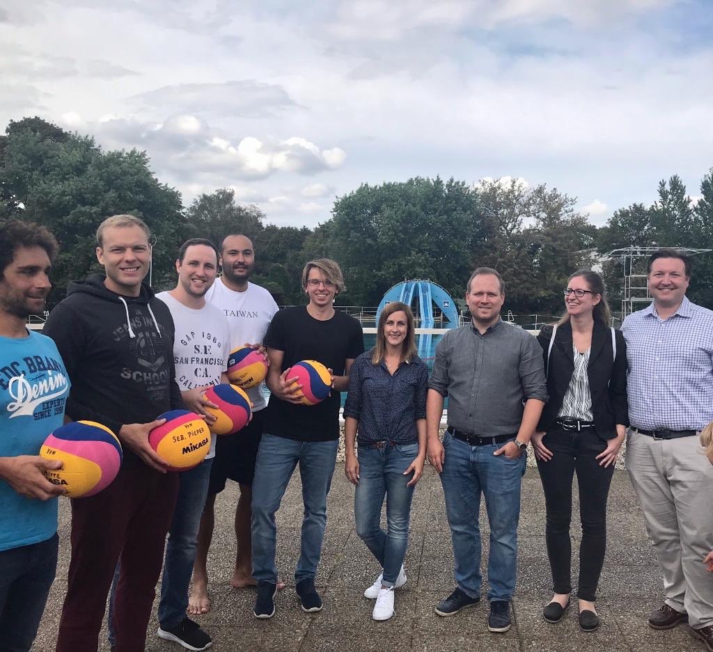 BenjaminFritz19's tweet photo. Schön, dass ich heute wieder beim 46. Abendroth-Pokal des SC Wedding. dabei sein durfte! Toller Sport, ein spannendes Finale und gute Gespräche! Vielen Dank für die wie immer hervorragende Organisation. #cduwedding #scwedding #cdufraktionmitte #wasserball @pieseb @Schulz83D https://t.co/2rivXAj1CY