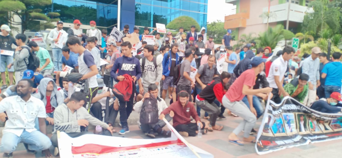 qambari_alidad's tweet photo. #RESETTLEMENT4SINGLEREFUGEES
#HELPREFUGEESININDONESIA
Refugees are capapble to take part in the developing of a country if the oportunities are provided, so we are not happy to be fed &amp; funded by IOM or any other orgnization. We want to stand by our own feet.
We want resettlement https://t.co/LngSEzb2no