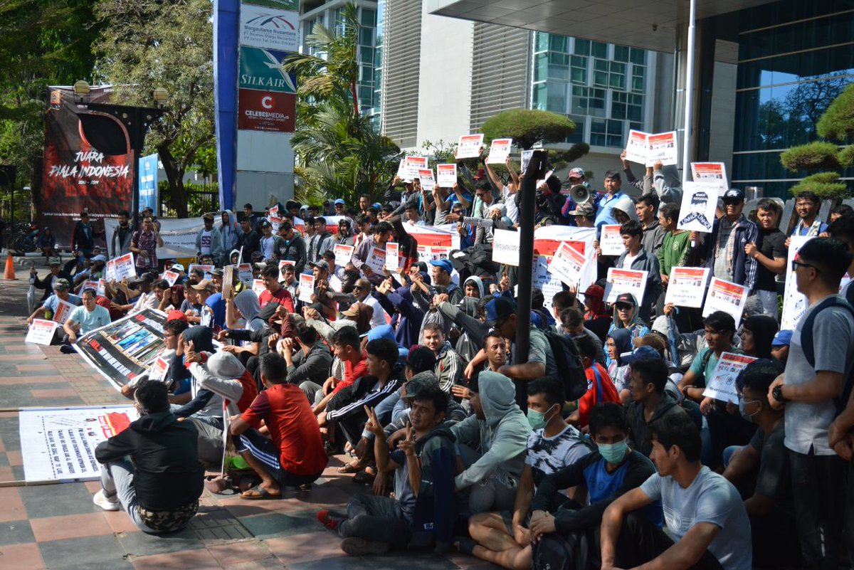 SharifZafari's tweet photo. There is no department left where we haven't turned to, to ask for help. To ask them make UNHCR to kick off fair resettlement process.
#RESETTLEMENT4SINGLEREFUGEES 
#HELPREFUGEESININDONESIA https://t.co/EZCi3X3pIY