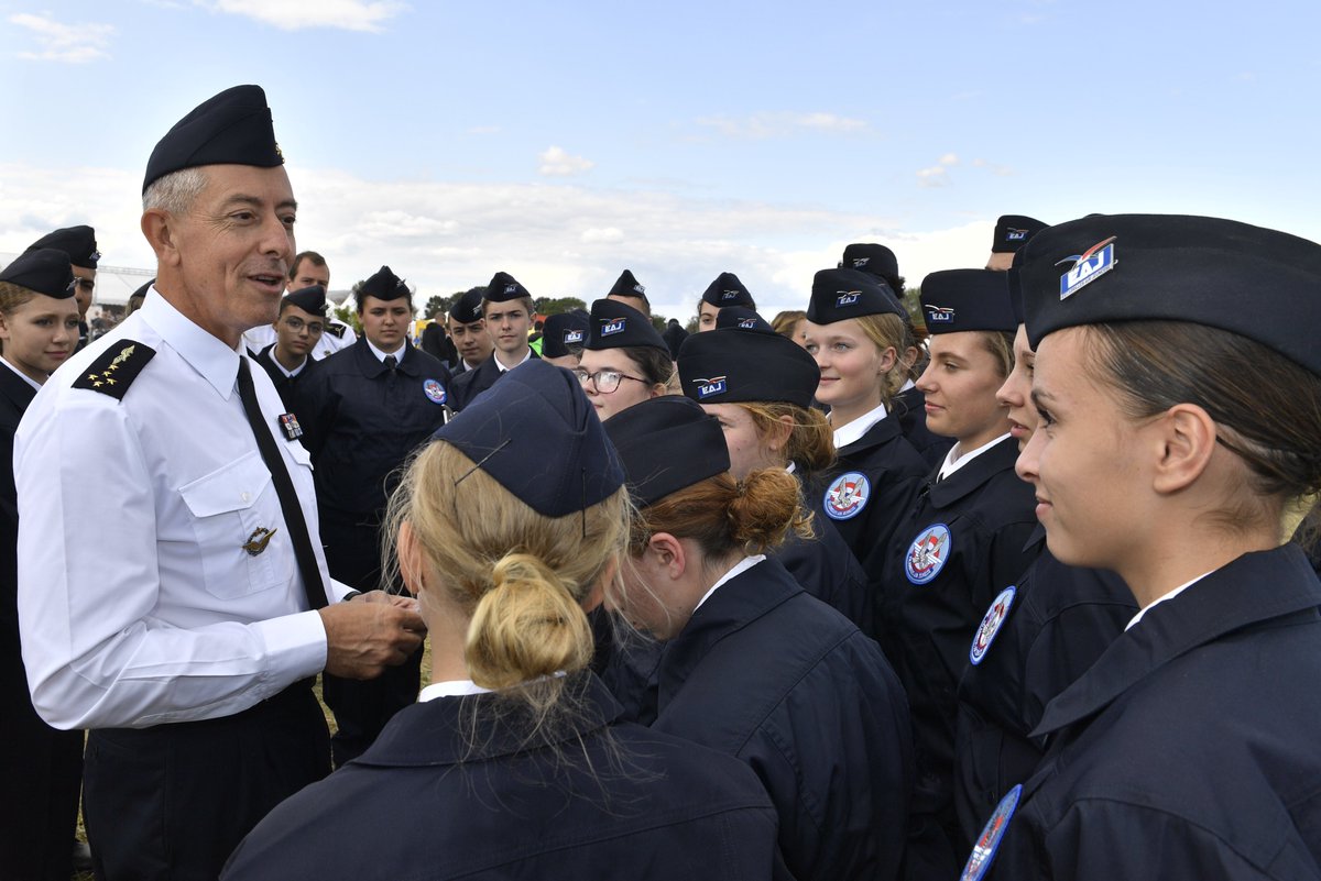 #EAJ Ce week-end, les jeunes de l’Escadrille air jeunesse d’Évreux ont échangé quelques mots avec le CEMAA au meeting de Melun. Le moment idéal pour expliquer leurs activités au sein de la BA 105 et leur volonté pour certains de s’engager dans l’Armée de l’air à l'avenir 🛩