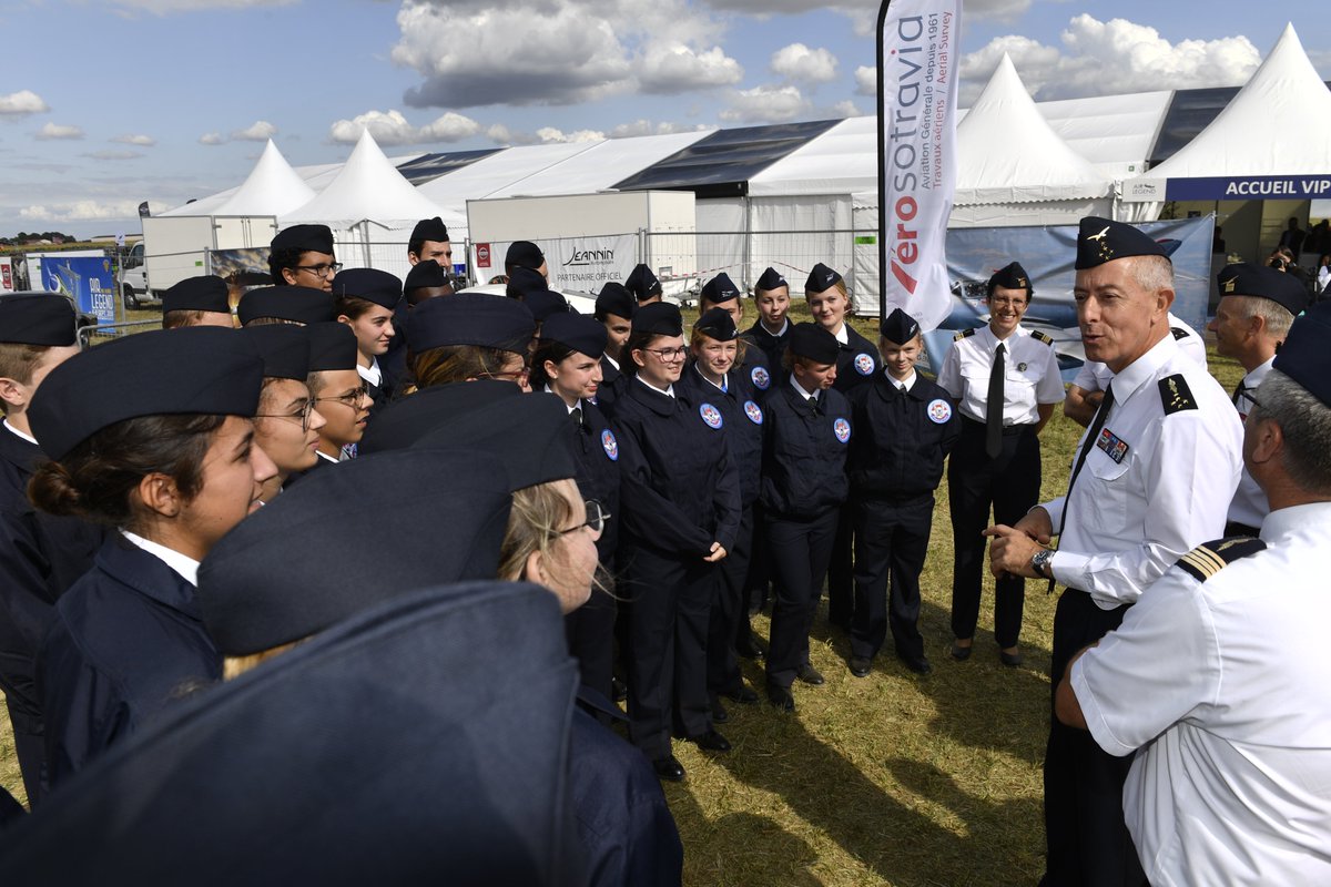 Armee_de_lair's tweet photo. #EAJ Ce week-end, les jeunes de l’Escadrille air jeunesse d’Évreux ont échangé quelques mots avec le CEMAA au meeting de Melun. Le moment idéal pour expliquer leurs activités au sein de la BA 105 et leur volonté pour certains de s’engager dans l’Armée de l’air à l'avenir 🛩 https://t.co/q0b8v6pyas