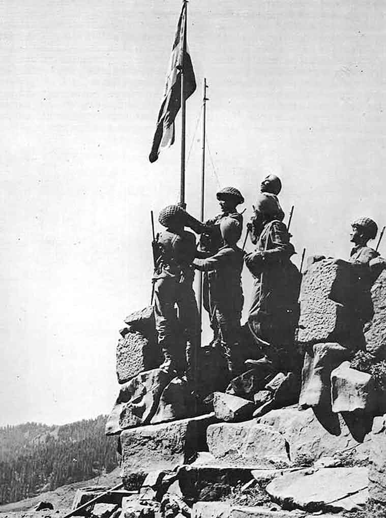 GehlawatSid's tweet photo. Victorious Indian troops after hoisting 🇮🇳 on the top of #HajiPir pass in PoK. India returned this strategic piece of land back to #Porkistan under the #TashkentPact, something we regret till date. This is the main point of infiltration used by terrorists.
#1965War #PakHumiliated https://t.co/TOkfjHxH0o