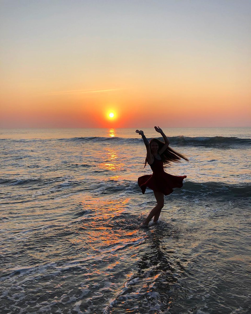 OBXTourism's tweet photo. As free as the ocean πβοΈ (Photo: @aloha.pukai) #repost #buxtonnc #buxton #sunrise #sunset #capehatteras #obx #outerbanks #obxtourism #obxlife #obxstuff #ocean #relax #nc #nctourism #explorenc #playa #vacation #tourism #turismo #beachlife #saltlife #sea #travel #free #happy https://t.co/q9pE5YpMAO