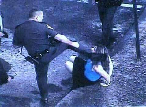 Montesinos2010's tweet photo. Esta violencia policial no es ni en #Venezuela, ni en #Nicaragua , ni en #Cuba. Es en #EEUU , que se autotitula "defensor" de los #DDHH de la democracia y la libertad. Menudos farsantes. Ese policía merece una buena paliza por abusar de una mujer. https://t.co/MjLX8qezh3