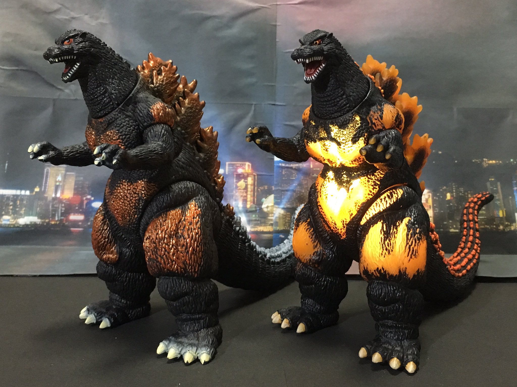 タカ Youtuber バーニングゴジラ ソフビの二個一リペイント版と余り物を比較 同じフィギュアなのにもはや別物 このクオリティのデスゴジ ソフビが欲しかったのよねー ゴジラ Godzilla ソフビ ムービーモンスターシリーズ T Co Kpiqpnv8oj