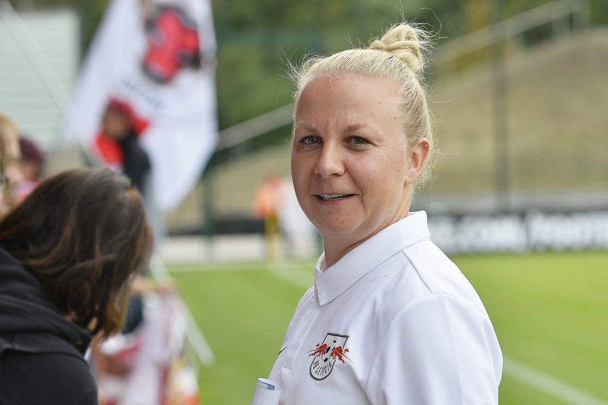 DirkHofmeister's tweet photo. @DieRotenBullen @1_FFCFrankfurt @SportimOsten Trotz 0:1 gegen den großen Favoriten aus Frankfurt werden Frauen @DieRotenBullen von den rund 950 @rb_fans gefeiert. RBL-Trainerin #Greulich: "Wir haben verloren, es fühlt sich aber nicht wie eine Niederlage an. Eher wie ein Sieg. Aus dem Spiel können wir viel mitnehmen." #RBLFFC https://t.co/9KBrT9mtMu